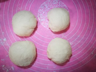 6、佛卡夏面包,大面团430克，我分成了四份，每个差不多110克左右，滚圆松弛大约十分钟。