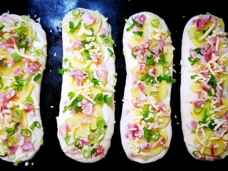 10、佛卡夏面包,再依次撒上土豆片，培根碎，香葱碎，马苏里拉碎，最后撒点百香草碎或者黑胡椒粒也可，口味重的话再撒点盐。