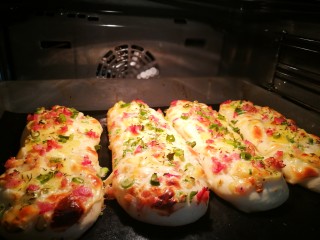 11、佛卡夏面包,烤箱预热190度五分钟，面包烤盘放入烘烤15分钟，烤箱品牌功率各不相同，时间会有出入，随时观察上色情况。如上色太深不熟的话，盖上锡纸再烤几分钟。