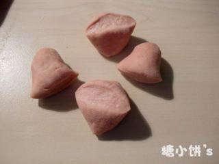 2、玫瑰馒头,面团搓成长条。切成剂子