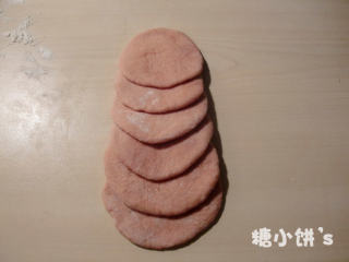 3、玫瑰馒头,压扁成厚圆片。5-6片一组如图这样叠起来