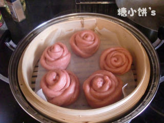 7、玫瑰馒头,大火将水烧开后转中火蒸15分钟后再关火焖5分钟即可