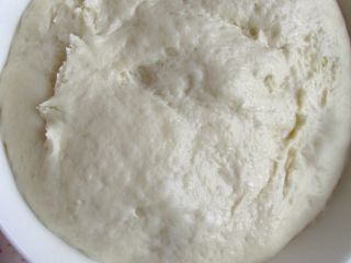 1、鸡肉秋葵披萨,面粉加入所有饼皮材料和匀发酵。