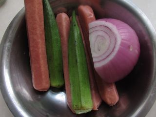 2、鸡肉秋葵披萨,所有披萨馅料备用。