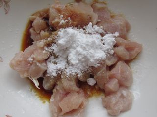 3、鸡肉秋葵披萨,鸡肉切丁，放入盐和胡椒腌渍，再加淀粉抓匀。