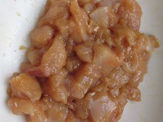 4、鸡肉秋葵披萨,腌渍10分钟。