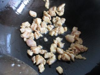 5、鸡肉秋葵披萨,锅里放入橄榄油把鸡肉滑熟，再把蔬菜切粒快速煸炒。