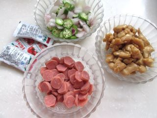 6、鸡肉秋葵披萨,所有披萨馅料都准备好了。