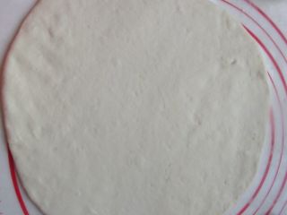 7、鸡肉秋葵披萨,面粉发酵成蜂窝状，拿出揉好，擀开成圆形。