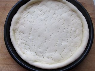 9、鸡肉秋葵披萨,烤箱200度预热，先把披萨皮烤五分钟拿出。