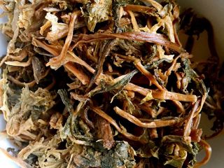 5、苏式梅干菜鲜肉月饼,梅干菜用开水泡开，多换几次水，去除盐分，然后捞起挤干水份。