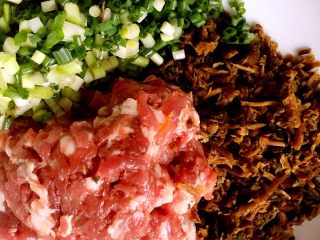 7、苏式梅干菜鲜肉月饼,猪肉剁碎和梅干菜，葱粒一起放入。