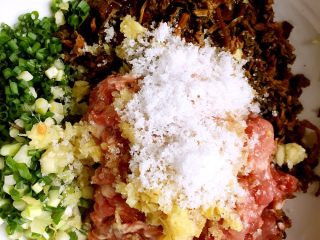 8、苏式梅干菜鲜肉月饼,加姜末，料酒，生抽，白糖，盐，香麻油顺着一个方向搅拌上勁。盐要少放点，因为梅干菜本身就有咸味。