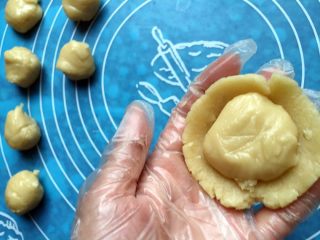 12、苏式梅干菜鲜肉月饼,取一个水油皮压成薄饼状，然后放一个酥油皮包住。