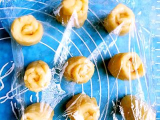 17、苏式梅干菜鲜肉月饼,卷起，如此反复将九个面球做好，盖保鲜膜醒半小时。