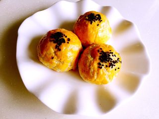 25、苏式梅干菜鲜肉月饼,满满的肉香和梅干菜香味交融一起，咸甜两相宜，香酥可口的梅干菜肉月饼出炉喽……