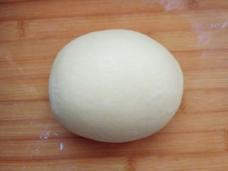 6、小热狗造型面包,排气后盖好饧面20分钟