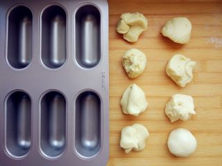 7、小热狗造型面包,在厨房秤的辅助下，分成每个60克的小面团