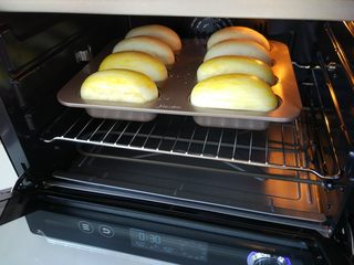 10、小热狗造型面包, 发酵完毕后，会语音提示程序完成。此时面团已发酵到2倍大小，在表面刷少许蛋液（分），设定上下管热风烘烤，150度，10分钟，选择确认开始烘烤