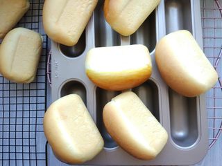 12、小热狗造型面包, 轻轻一磕，学厨八连热狗模很容易脱模，完全没有粘连。静置晾凉