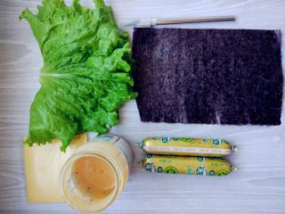 13、小热狗造型面包,晾凉的同时，准备好狗狗造型的材料