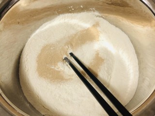 4、芝士榴莲披萨,面粉中加入盐搅拌，再倒入糖搅拌，最后倒入酵母搅拌均匀