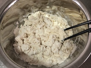 5、芝士榴莲披萨,倒入准备好的温水，用筷子搅拌成图片状态