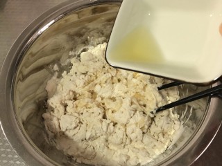 6、芝士榴莲披萨,倒入植物油，然后用手揉至光滑面团