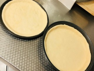 11、芝士榴莲披萨,发酵好的面团在面板上排气，擀成圆形放入披萨盘中