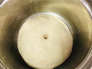 9、芝士榴莲披萨,发酵至这个状态，用手指沾上面粉戳下入不回弹就好