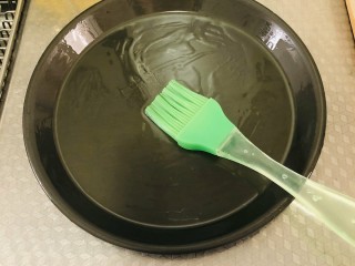 10、芝士榴莲披萨,披萨盘刷上植物油，