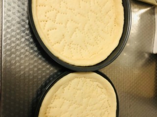 13、芝士榴莲披萨,醒发好的披萨饼底用叉子戳些洞