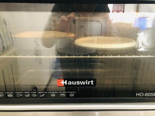 15、芝士榴莲披萨,烤箱提前预热220度，披萨饼戳好洞的放入预热好的烤箱190度上下火烤五分钟拿出来