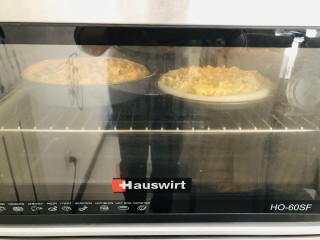 19、芝士榴莲披萨,放入烤箱，190度上下火烤一共烤二十分钟，温度根据自家烤箱温度调整，有的烤箱温度偏高有的偏低