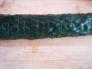 3、蓑衣黄瓜,垂直切片(不切断，底部相连。为防止切断，黄瓜下可垫两根筷子)