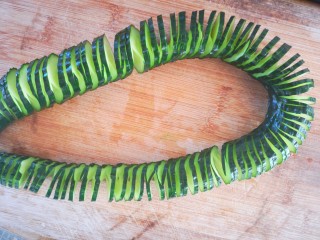 5、蓑衣黄瓜,两面切完拉开