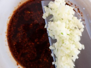 10、蓑衣黄瓜,放入切好的蒜末