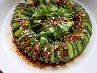 14、蓑衣黄瓜,撒上熟芝麻