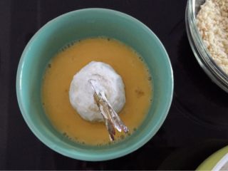 7、凤尾虾球一一烤箱版,再沾上鸡蛋液