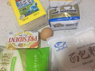 1、迷你热狗,先准备好面团材料