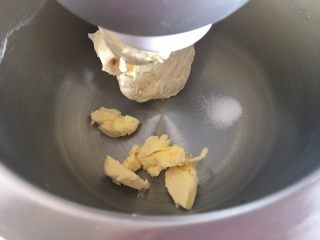 3、迷你热狗,揉到扩展阶段加入黄油和盐，继续揉到完全阶段