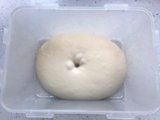 5、迷你热狗,面团发到两倍大，用手指蘸粉戳孔不回缩不塌陷