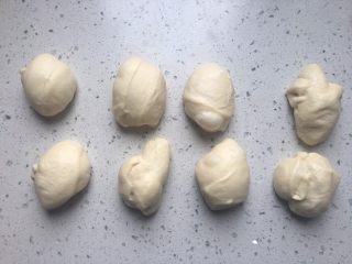 6、迷你热狗,面团分成8份