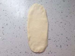 8、迷你热狗,取一个面团擀成椭圆形，四周压薄