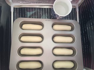 11、迷你热狗,放在28度，湿度百分之75环境下进行二发