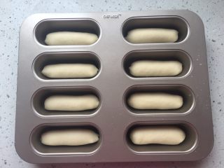 10、迷你热狗,放入模具中