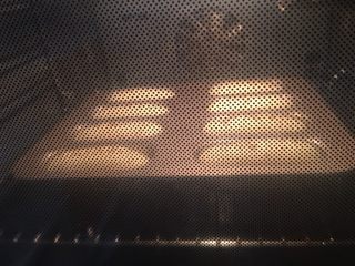 13、迷你热狗,放入预热好180度烤箱中烘烤18分钟