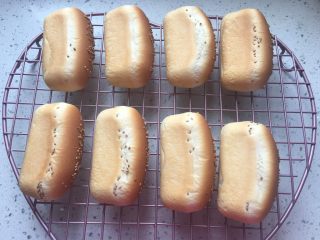 14、迷你热狗,烤好后在晾网晾凉