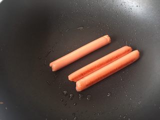 15、迷你热狗,将香肠煎香，生菜洗净控干水分