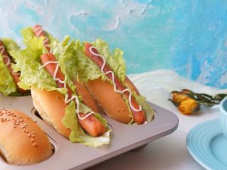 16、迷你热狗,面包切开一个口，夹入生菜和香肠，挤适量沙拉酱，热狗就做好了
